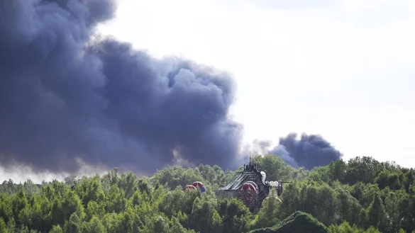 Auf dem Gelände des Tomorrowland-Festivals in Boom wütet ein schwerer Brand. - © Tom Goyvaerts/Belga/dpa