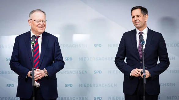 Im Mai will Niedersachsens Ministerpr&auml;sident Stephan Weil (links) die Amtsgesch&auml;fte an Olaf Lies &uuml;bergeben. - &copy; Moritz Frankenberg/dpa