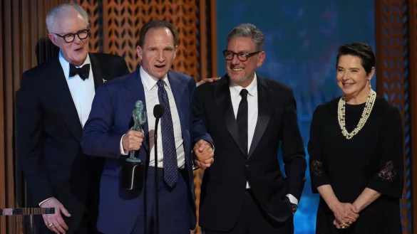 Das Team des Films um Hauptdarsteller Ralph Fiennes bei einer Preisverleihung. (Archivbild) - © Chris Pizzello/Invision via AP/dpa