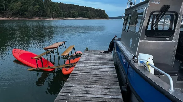 Das Trio war auf einer Konstruktion aus Surfbrettern und einer Bierbank auf dem Brombachsee unterwegs. Bild: Polizei Mittelfranken - &copy; -/Polizei Mittelfranken/dpa