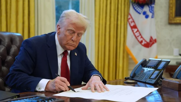 US-Präsident Donald Trump weicht auffallend aus auf Nachfragen dazu, ob er bereits mit Kremlchef Wladimir Putin telefoniert hat. - © Evan Vucci/AP/dpa