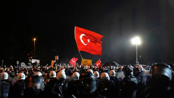 Seit knapp einer Woche gehen Menschen in der Türkei Verboten zum Trotz auf die Straße. (Archivbild) - © Khalil Hamra/AP/dpa