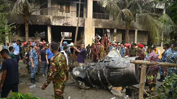 Rettungskr&auml;fte am Ort des Absturzes eines Milit&auml;rjets in Dhaka. - &copy; Habibur Rahman/ZUMA Press Wire/dpa