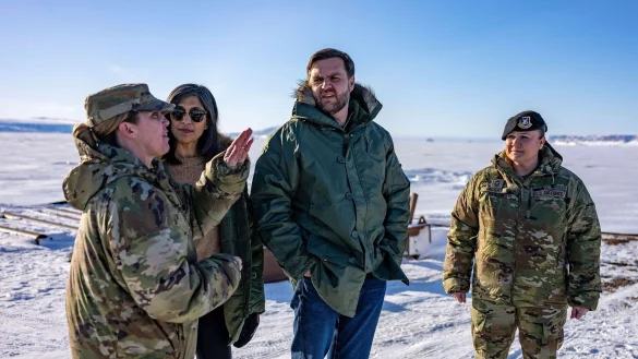 Die Chefin der US-Basis Pituffik auf Grönland, Susannah Meyers (links) bei dem Besuch von US-Vizepräsident JD Vance und seiner Frau Usha. (Archivbild) - © Jim Watson/AFP Pool via AP/dpa