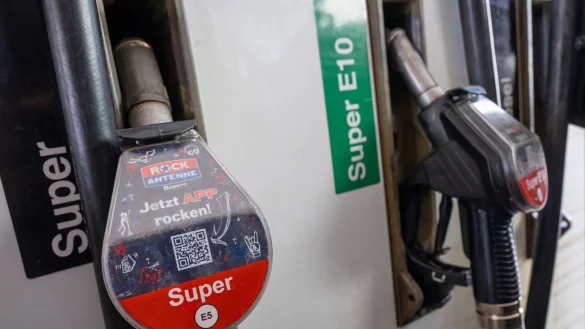 Super E10 ist typischerweise etwa sechs Cent billiger als E5, wird aber seltener getankt. - &copy; Peter Kneffel/dpa