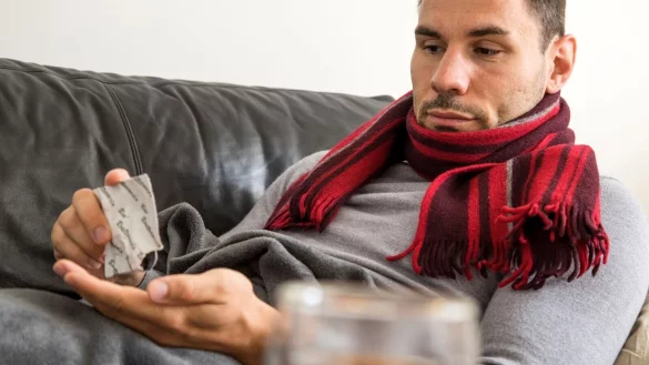 Ruhen, Tee trinken, Bonbons lutschen - das tut bei einer Mandelentz&uuml;ndung gut. - &copy; Christin Klose/dpa-tmn