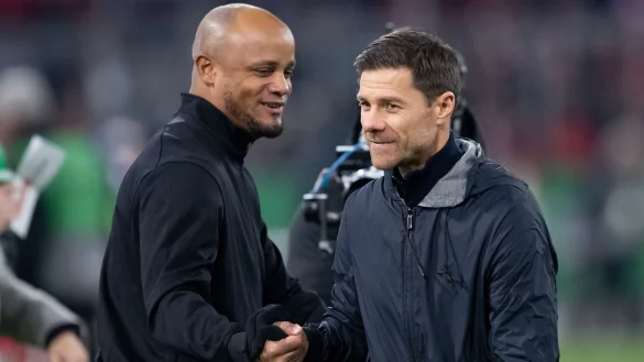 Im Fokus eines spannenden Spiels: Vincent Kompany (l) und Xabi Alonso (r). - © Sven Hoppe/dpa