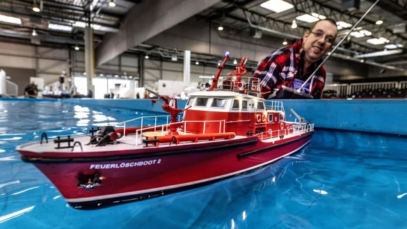 Auf einem 500 Quadratmeter großen Becken stechen Schiffsmodelle aller Art in See - © Dieter Menne/dpa