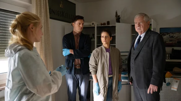 Oberstaatsanwalt Bernd Reuther (Rainer Hunold, r) - &copy; Martin Kaufhold/ZDF/dpa