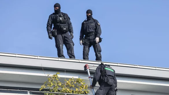 Hunderte Einsatzkräfte der Polizei waren an den Durchsuchungen in mehreren Ländern beteiligt. - © Oliver Berg/dpa