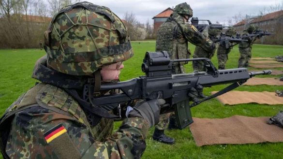 Mit verschiedenen Anreizen will die Bundesregierung mehr junge Leute f&uuml;r die Bundeswehr gewinnen. (Archivbild) - &copy; Stefan Sauer/dpa