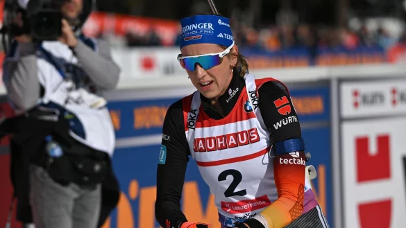 War nach ihrem letzten Rennen völlig am Ende: Franziska Preuß. - © Martin Schutt/dpa