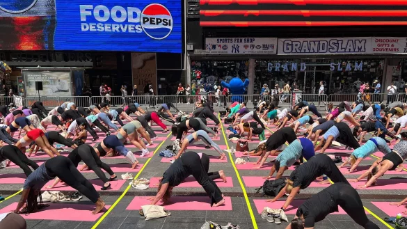 Trotz Hitzewelle versammeln sich Hunderte für Yoga auf dem Times Square. - © Christina Horsten/dpa