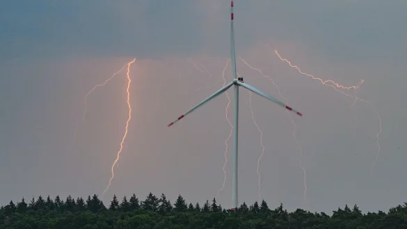 Schon am Samstag streiften erste Tiefausl&auml;ufer den Norden. - &copy; Patrick Pleul/dpa