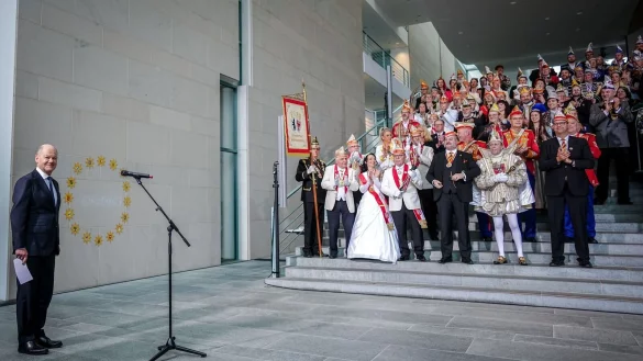 Gibt beim Empfang der Karnevalisten einen Reim zum Besten: Kanzler Scholz. - &copy; Kay Nietfeld/dpa