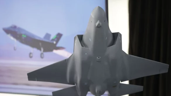 Das Modell des amerikanischen Tarnkappenbombers F35 - in Weeze soll künftig dessen Rumpfmittelteil gefertigt werden. - © David Young/dpa