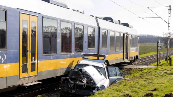 Ein Zug und ein Auto stoßen an einem Bahnübergang in Moers-Repelen zusammen. Der Fahrer wird schwer verletzt, die Strecke vorübergehend gesperrt. - © Justin Brosch/dpa