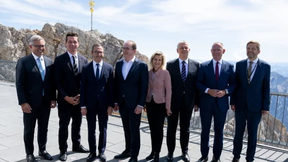 Für das Treffen ging es hoch hinaus - Bundesinnenminister Dobrindt lud auf die Zugspitze ein. - © Sven Hoppe/dpa