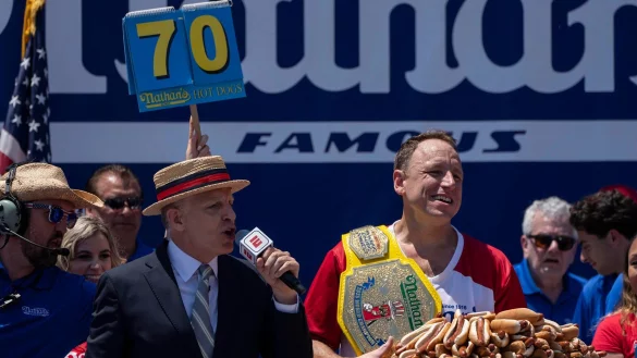 Joey Chestnut (r) schaffte das Comeback beim Hot-Dog-Wettessen, - &copy; Yuki Iwamura/AP/dpa