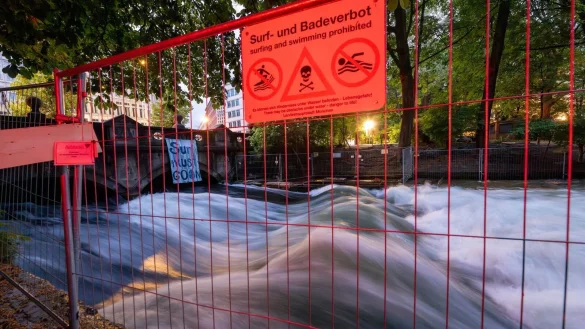 Die Ermittlungen zum Unfalltod einer Surferin auf der M&uuml;nchner Eisbach-Welle sind abgeschlossen. (Archivbild) - &copy; Peter Kneffel/dpa