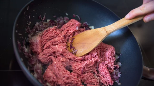 Frisches Hack gehört bis zur Verarbeitung in den Kühlschrank. - © Florian Schuh/dpa-tmn