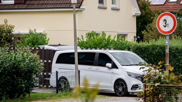 Ein Leichenwagen vor dem Wohnhaus. - &copy; Hauke-Christian Dittrich/dpa