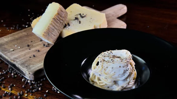Die gr&ouml;&szlig;te H&uuml;rde bei der Zubereitung des Pastagerichts Cacio e Pepe ist das Verklumpen des K&auml;ses. Ein Forschungsteam hat nun eine Methode entwickelt, um das zu verhindern. - &copy; Simone Frau/American Institute of Physics/dpa