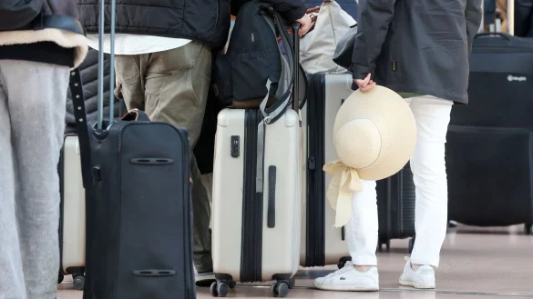 Da arbeiten, wo andere Urlaub machen: Die deutsche Reisebranche klagt über Personalmangel. (Symbolbild) - © Bodo Marks/dpa