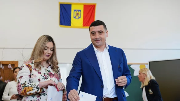 Simion im Wahllokal. - © Andreea Alexandru/AP/dpa