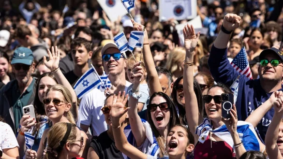 In Israel jubelten viele Menschen nach der Freilassung Edan Alexanders. - © Stefan Jeremiah/AP/dpa