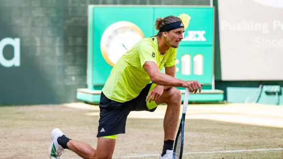 Alles Kampf war vergeblich: Alexander Zverev hat das Finale von Halle verpasst. - © David Inderlied/dpa