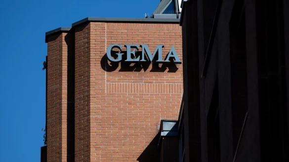 Die Gema klagt gegen den ChatGPT-Betreiber OpenAI. (Archivbild) - © Sven Hoppe/dpa