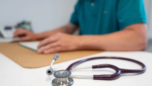 Eine Studie der Uni W&uuml;rzburg zeigt, dass &Auml;rzte, die in ihrer Arbeit K&uuml;nstliche Intelligenz verwenden, von Patienten schlechter eingesch&auml;tzt werden. (Symbolbild) - &copy; Sebastian Kahnert/dpa