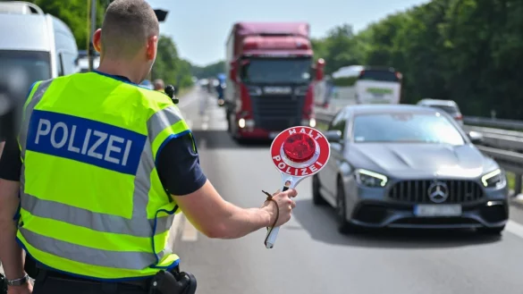 Die Logistikbranche f&uuml;rchtet im Falle dauerhafter Grenzkontrollen erhebliche Mehrkosten (Archivbild) - &copy; Patrick Pleul/dpa