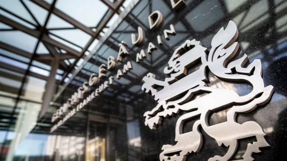 Das OLG Frankfurt hat eine Bank zur individualisierten Information betroffener Kunden verurteilt. (Symbolbild) - © Boris Roessler/dpa/dpa-tmn