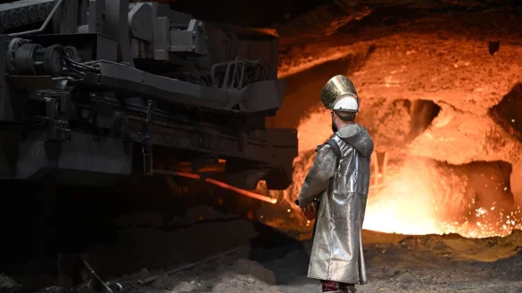 Der Vorstand von Deutschlands größtem Stahlhersteller Thyssenkrupp Steel fordert bessere Rahmenbedingungen für die Stahlindustrie in Deutschland. Stahlchef Dennis Grimm machte dies am Mittwoch bei einem Besuch von Bundeskanzler Scholz in Duisburg deutlich. (Archivbild) - © Federico Gambarini/dpa
