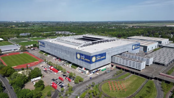 Auf den Messerparkplätzen hinter der Düsseldorfer Arena sollen künftig Mega-Konzerte stattfinden. - © Federico Gambarini/dpa