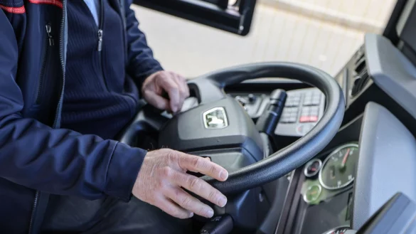 J&auml;hrlich gehen dem VDV zufolge rund 6.000 Bus- und Tramfahrer in den Ruhestand. (Archivbild) - &copy; Oliver Berg/dpa
