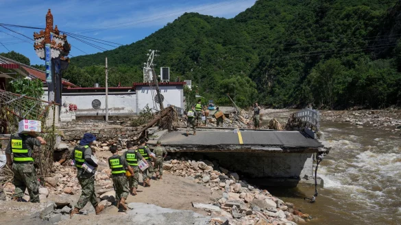 Soldaten im Bezirk Miyun am Stadtrand von Peking liefern Hilfsg&uuml;ter. Die Region wurde besonders schwer getroffen. - &copy; Ju Huanzong/Xinhua/AP/dpa