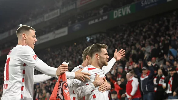 Zu Hause jubelt der 1. FC Köln gegen Darmstadt. - © Anke Waelischmiller/dpa