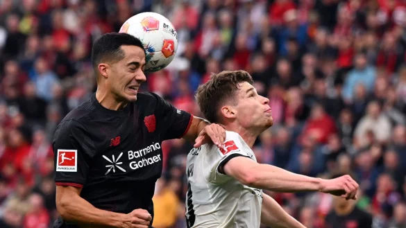 Leverkusens Lucas Vázquez und Gladbachs Lukas Ullrich kämpfen um den Ball. - © Federico Gambarini/dpa