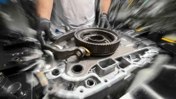 Das verarbeitende Gewerbe verzeichnet rückläufige Beschäftigtenzahlen. (Symbolbild) - © Felix Kästle/dpa