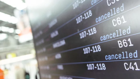 «Cancelled», also abgesagt, steht auf einer Anzeige für Abflüge am Flughafen Köln-Bonn. Am Amtsgericht in Köln laufen bundesweit die meisten Klagen nach Flugverspätungen auf. (Archivbild) - © Thomas Banneyer/dpa/dpa-tmn