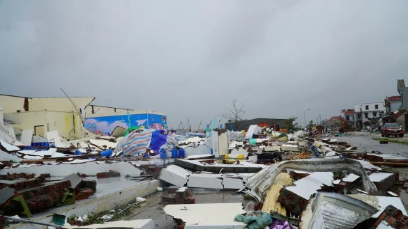 Zehntausende H&auml;user wurden vom Sturm teilweise oder komplett zerst&ouml;rt. - &copy; Viet Hoang/VNExpress/dpa