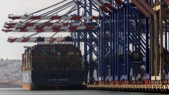 Containerschiff liegt im Hafen von Los Angeles. Wohin führt der von US-Präsident Trump losgetretene Zollkonflikt? - © Etienne Laurent/FR172066 AP/AP/dpa