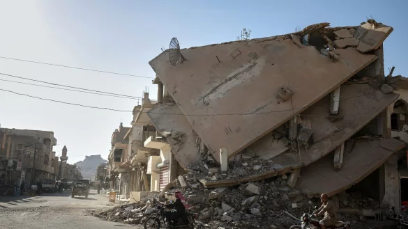 Viele H&auml;user in Syrien sind im Krieg zerst&ouml;rt worden. Dass jetzt Binnenvertriebene und auch einige Fl&uuml;chtlinge zur&uuml;ckkehren, sorgt daf&uuml;r, dass Wohnraum noch knapper wird. (Archivfoto) - &copy; Ghaith Alsayed/AP/dpa