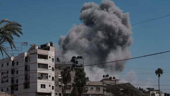 Im Gaza-Krieg stimmt die Hamas dem Waffenruhe-Plan eines US-Vermittlers in einem wichtigen Punkt zu. - © Jehad Alshrafi/AP/dpa