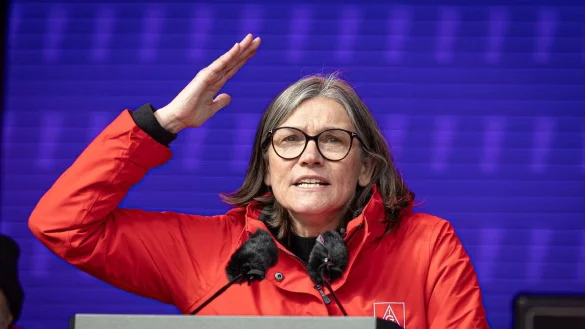 IG-Metall-Chefin Benner verlangt von den Betrieben Investitionen. (Archivbild) - © Moritz Frankenberg/dpa