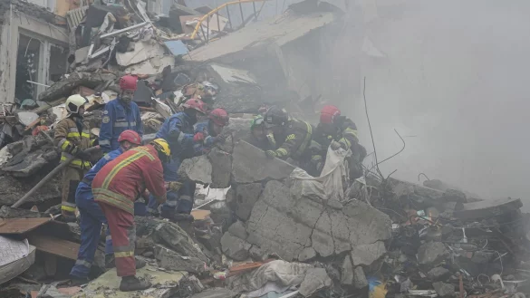 Retter suchen nach Vermissten und finden bis zum Abend 15 Tote. - &copy; Efrem Lukatsky/AP/dpa