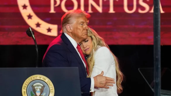 Donald Trump betrat nach Erika Kirk die B&uuml;hne. Am Ende nahm er sie in den Arm. - &copy; John Locher/AP/dpa